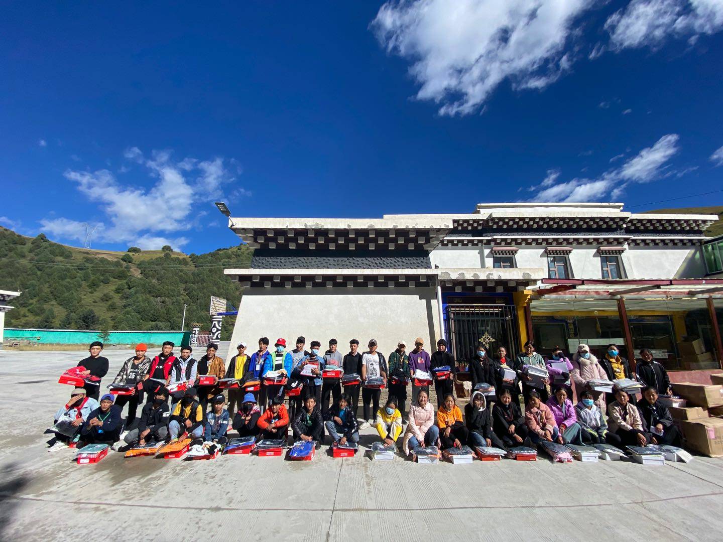 开云手机站官方版网站登录入口-开云(中国)公益回顾丨家国同欢月同圆 温暖满载甘孜州(图8)